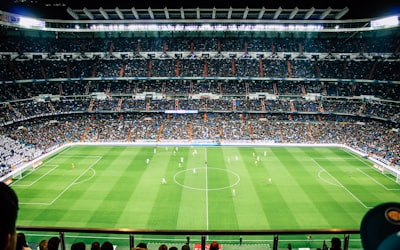 西班牙队中场球员控球组织进攻的画面