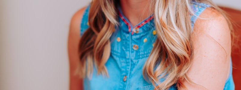 一支不被看好的球队在世界杯赛场上爆冷击败强队后庆祝