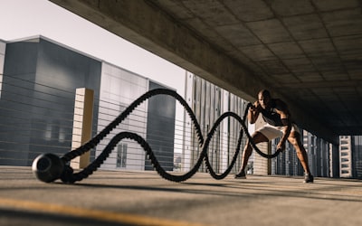 巴西队球员在绿茵场上庆祝进球的瞬间